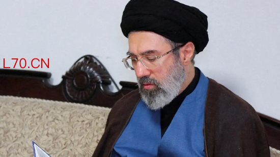 2024 年 10 月 1 日，伊朗最高领袖阿亚图拉・阿里・哈梅内伊次子穆杰塔巴・哈梅内伊在伊朗德黑兰访问真主党办公室。