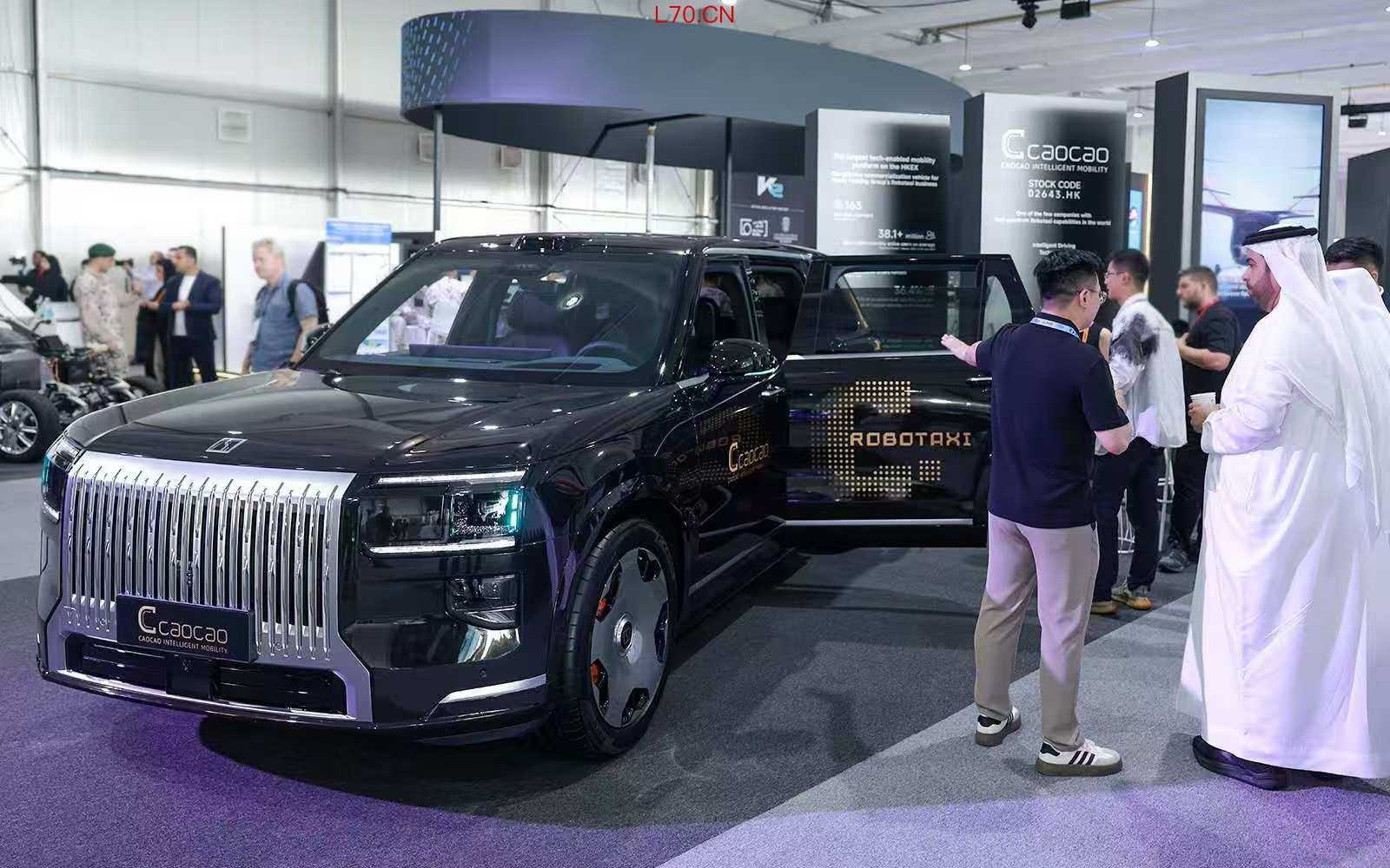 曹操出行Robotaxi车辆亮相2025阿布扎比DRIFTx国际展会