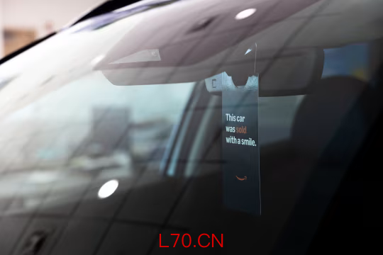 某经销商用此类标牌标识通过亚马逊售出的车辆。