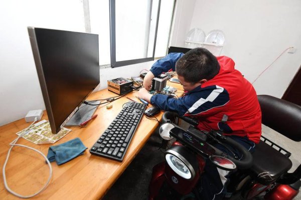 逆境追光！保康14岁轮椅少年，用弯曲手指敲出科创之光