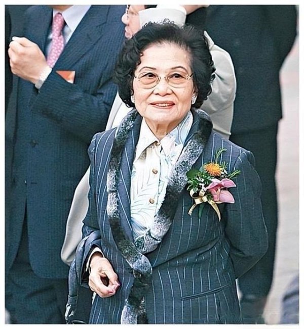 钱再多有什么用？2个女儿惨死，3个儿子反目，千亿家产换不来亲情