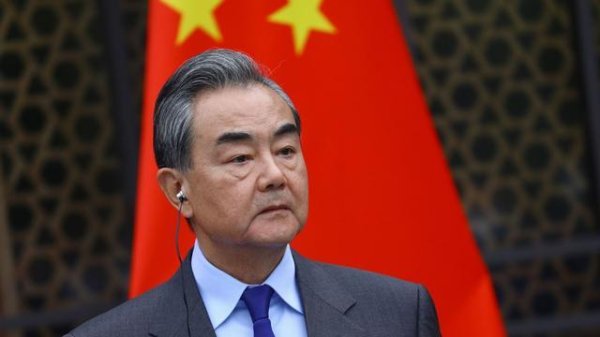 巴结美国硬吃2年大亏，洪玛奈终于醒悟，用最高礼仪接待中方代表