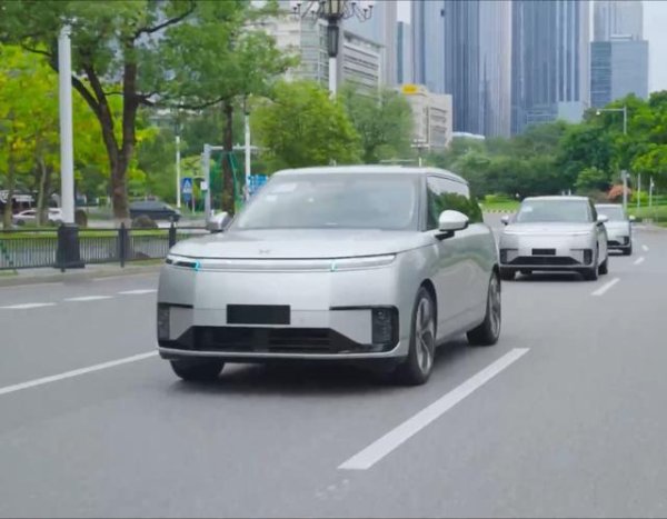 小鹏Robotaxi车队路测曝光