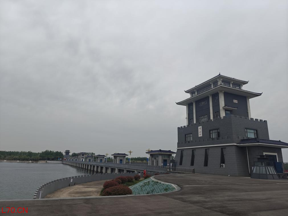 江苏宿迁骆马湖畔,嶂山闸依河矗立。受访者供图