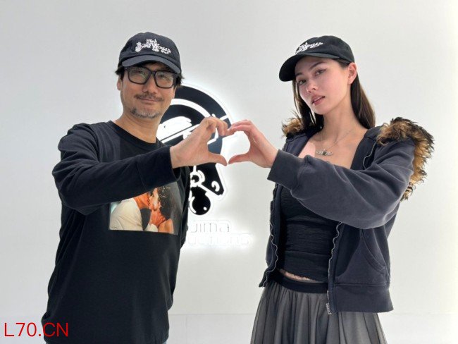 小岛秀夫与大美女劳伦蔡合影 亲密比心羡煞旁人
