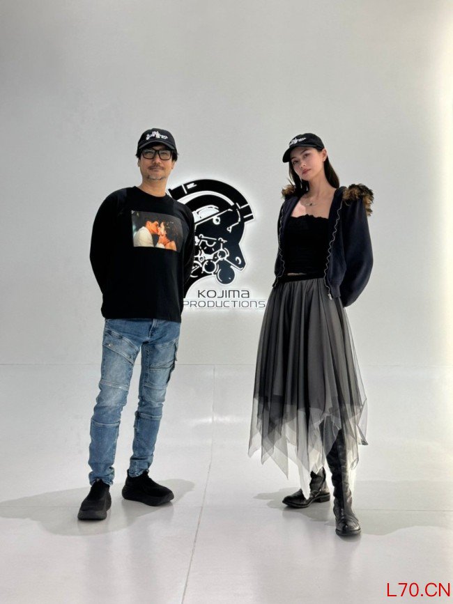 小岛秀夫与大美女劳伦蔡合影 亲密比心羡煞旁人