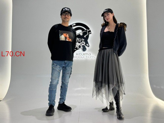 小岛秀夫与大美女劳伦蔡合影 亲密比心羡煞旁人