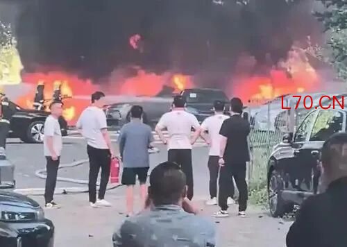 74岁老人烧杨絮引燃20辆汽车，原因披露！