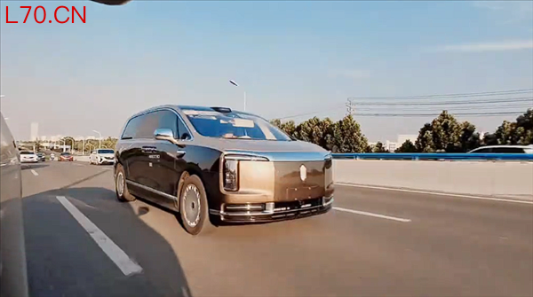 百万价位MPV！尊界V800实车曝光：车头巨大车标极其醒目