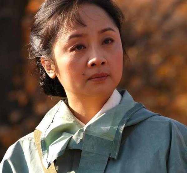 她用10年捧红丈夫，丈夫转身迎娶秦海璐，如今她已走上另一条大路