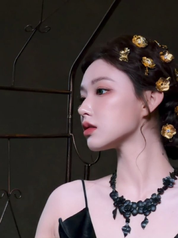 黑金发饰 + 黑丝绒裙, 程潇的复古感太绝了
